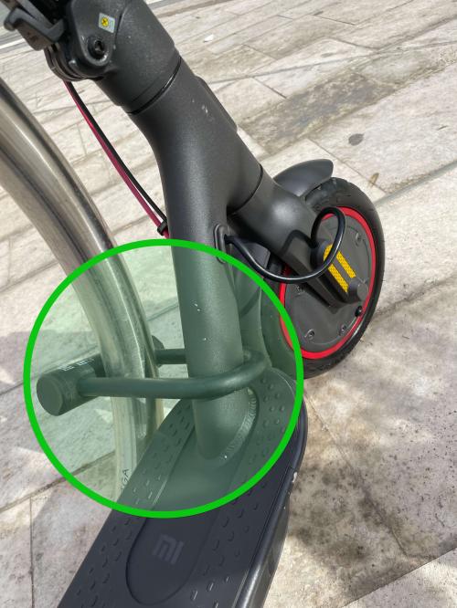 Cómo aparcar correctamente  las  bicicletas y scooters alquilados