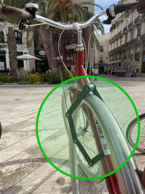 Cómo aparcar correctamente  las  bicicletas y scooters alquilados