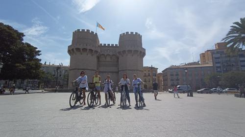Los fotos de "grand city" tour en grupo en bicicleta
