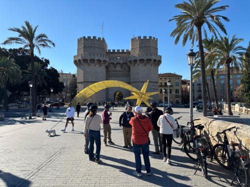Valencia by Bike: Street Art & Tapas Tour from the Port