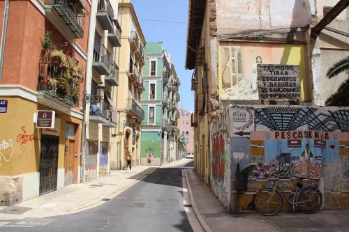 Couples Rediscover Valencia: A Creative Street Art Bike Tour