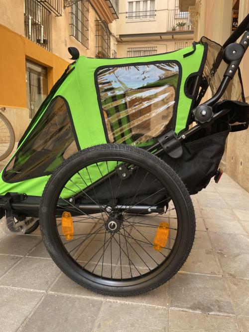 De foto`s van fiets kinderaanhanger