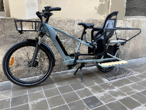 De foto`s van elektrische longtail cargo fiets