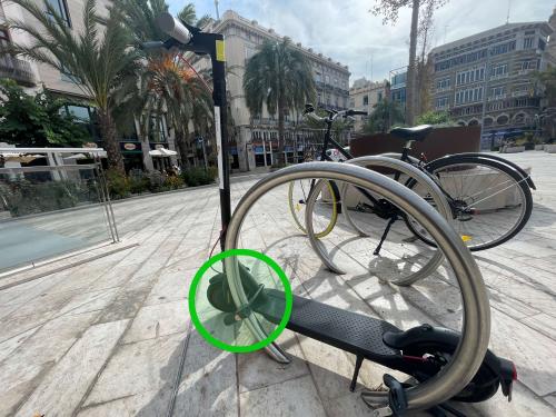 Cómo aparcar correctamente  las  bicicletas y scooters alquilados