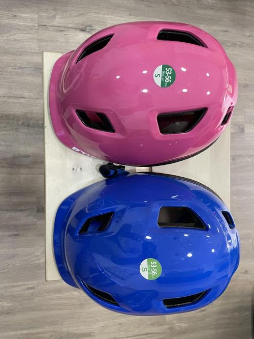 De foto`s van fiets- en scooterhelm verhuur