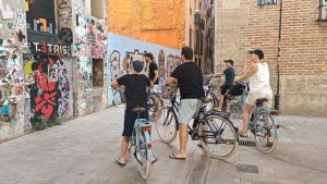 Tour in bici del gruppo di arte di strada di Valencia