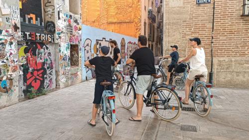 The photos of valencia street art group bike tour