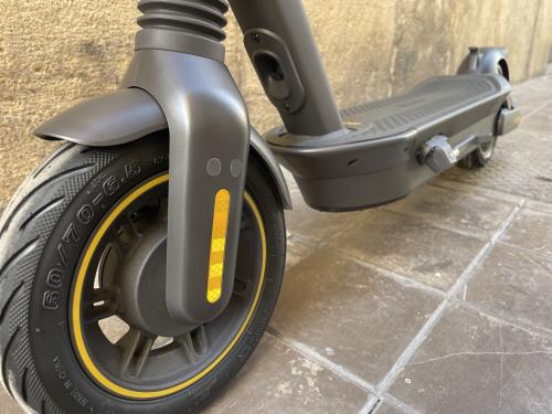 De foto`s van premium e-kick scooter segway max g2e