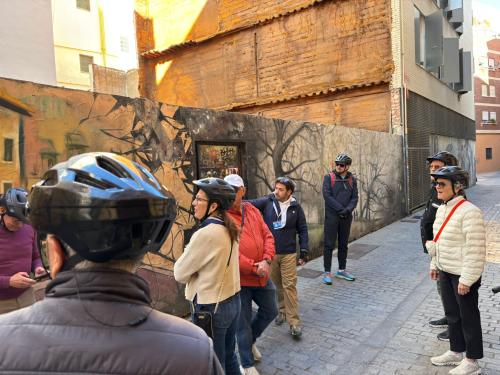 Valencia by Bike: Street Art & Tapas Tour from the Port