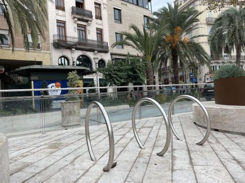 Cómo aparcar correctamente  las  bicicletas y scooters alquilados
